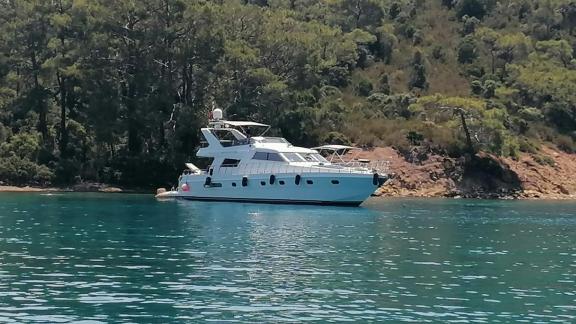 Die Motoryacht Hayalim in Göcek liegt vor Anker in einer Bucht.